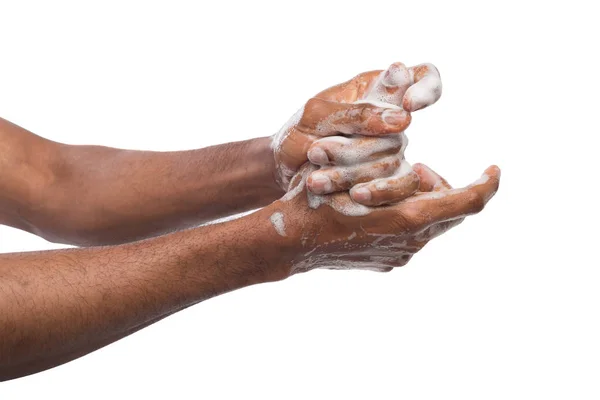 Homme noir se laver les mains isolé sur fond blanc — Photo