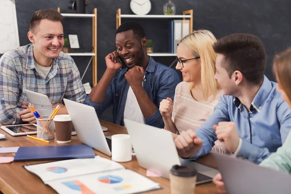 Yazılım geliştirme şirketi çalışan programcılar