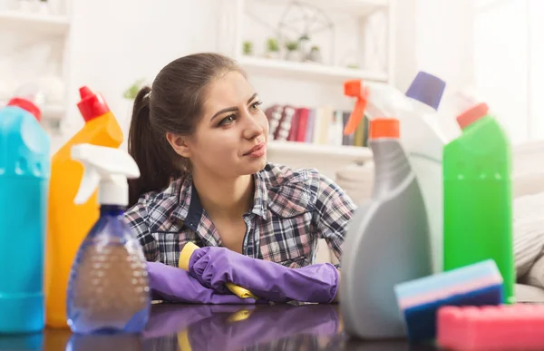 Vrouw met reinigingsapparatuur klaar om de kamer schoon — Stockfoto