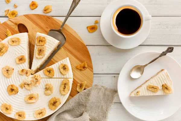 Delicioso pastel de plátano en la mesa —  Fotos de Stock