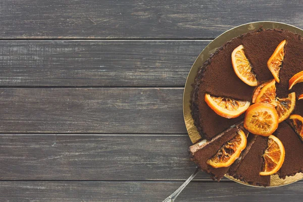 Pastel de chocolate con crema y profiterol —  Fotos de Stock