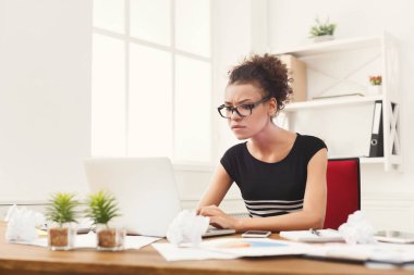 Ofiste dizüstü bilgisayarda çalışan ciddi iş kadın