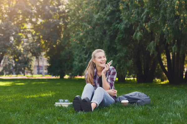 Evet ve açık havada gülümseyen mutlu kadın