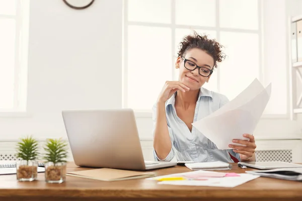 Lachende vrouw lezing bedrijfsdocument — Stockfoto