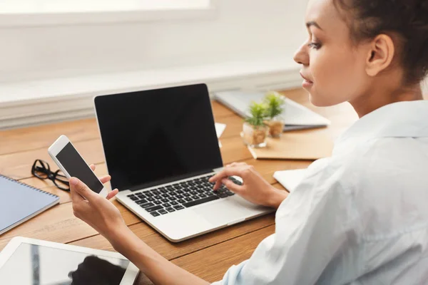 Mujer joven usando el ordenador portátil con pantalla en blanco —  Fotos de Stock