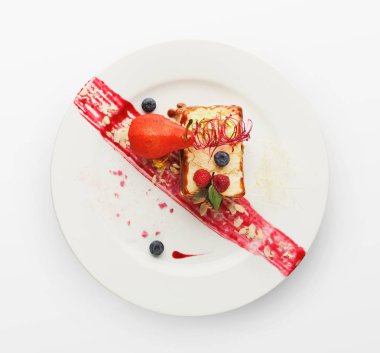 Beyaz izole berry soslu cheesecake
