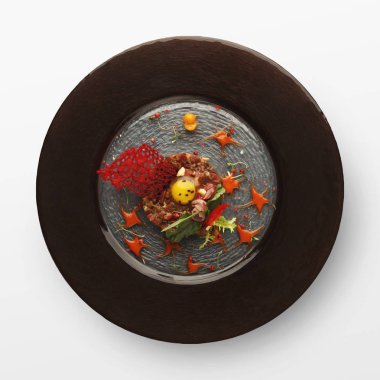 Dana tartar üzerinde beyaz izole siyah plaka üzerinde