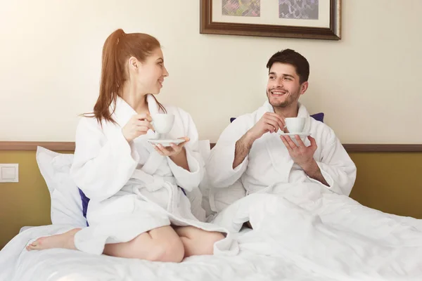 Paar in liefde drinken koffie in bed — Stockfoto