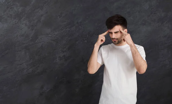 Uomo stressato con cattiva memoria cercando di concentrarsi — Foto Stock