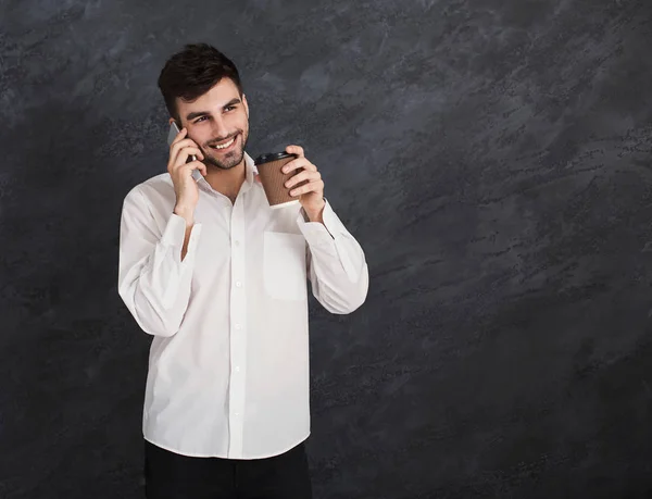 Aufgeregter Mann unterhält sich angenehm auf Smartphone — Stockfoto