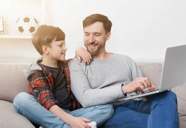 Boldog apa és fia, használ a laptop otthon — Stock Fotó