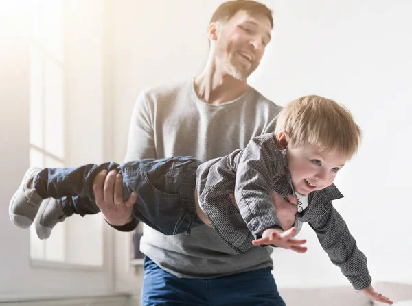 Father and son spending time together at home — Stock Photo, Image