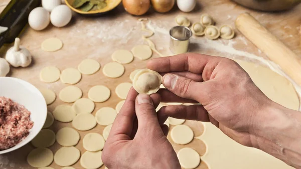 Şef mutfak üzerinde küçük el yapımı köfte şekillendirme eller