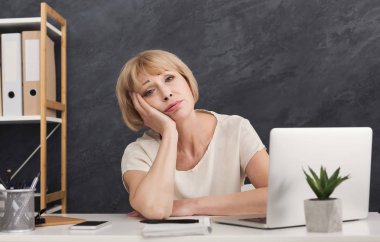 Ofis masası, sıkılmış olgun işkadını