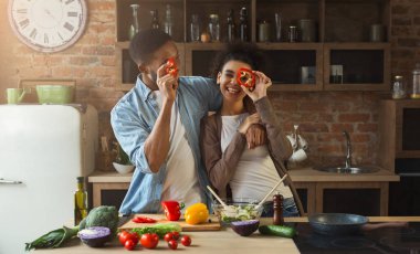 Mutlu Afrikalı-Amerikalı çift mutfakta eğleniyor