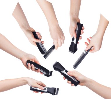 Hairclippers ve beyaz izole tarak tutan eller