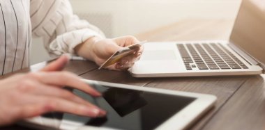 Tablet ve dizüstü bilgisayar ile çalışan kadın