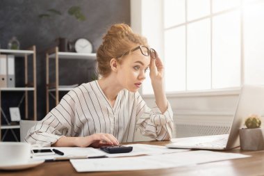 İşkadını üstünde laptop son dakika haberi okuyarak hayran