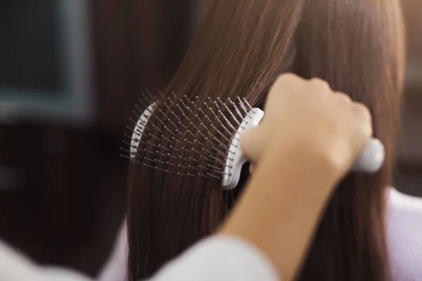 Cabeleireiro pentear o cabelo com escova — Fotografia de Stock