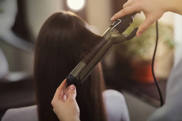 Peluquería con rizador en el salón de belleza —  Fotos de Stock