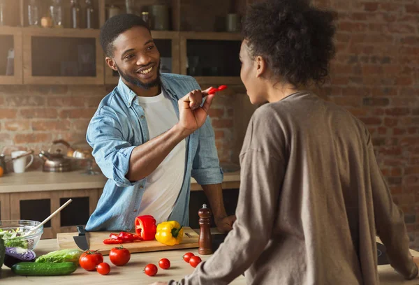 Szczęśliwa para african-american, gotowanie w kuchni loft — Zdjęcie stockowe
