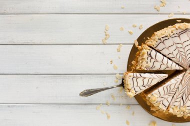 Beyaz tabak üstten görünüm üzerinde Esterhazy pasta dilimlenmiş