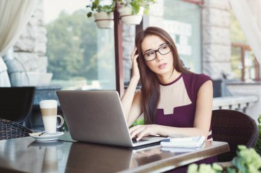 Açık havada laptop ile çalışan genç iş kadını