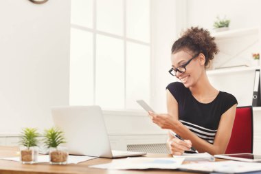 Genç iş kadını telefonla çalışma