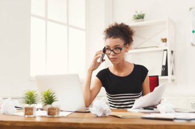 Ciddi kadın ofiste telefonla danışmanlık