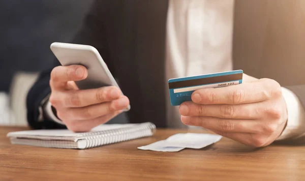 Homem fazendo compras on-line por smartphone — Fotografia de Stock