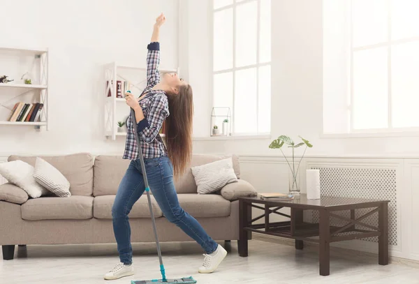 Lycklig kvinna rengöring hem med mopp och ha roligt — Stockfoto