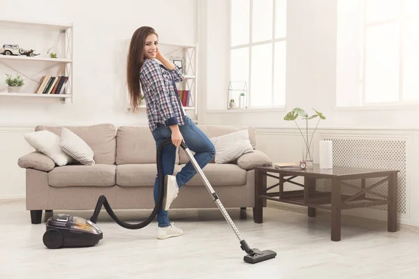 Wanita Bahagia Membersihkan Rumah Menari Dengan Vacuum Cleaner Dan Bersenang — Stok Foto