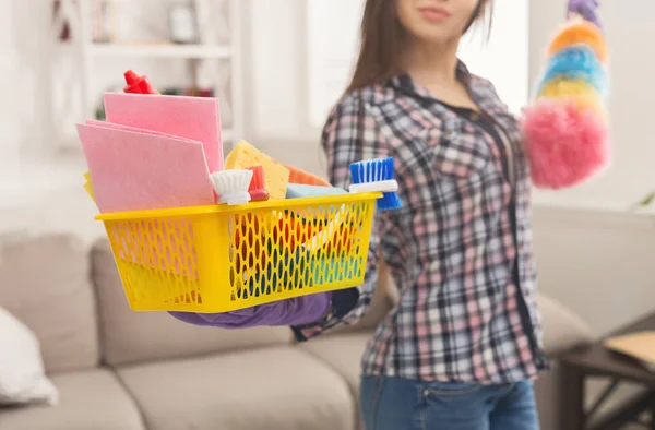 Mulher com equipamento de limpeza pronto para limpar quarto — Fotografia de Stock