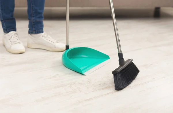 Mujer joven limpiando casa, barriendo — Foto de Stock