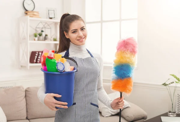Женщина с оборудованием для уборки готова к уборке комнаты — стоковое фото