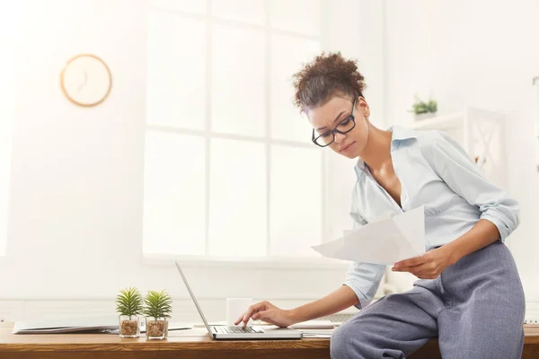 Mujer de negocios serio que trabaja en el ordenador portátil en la oficina — Foto de Stock