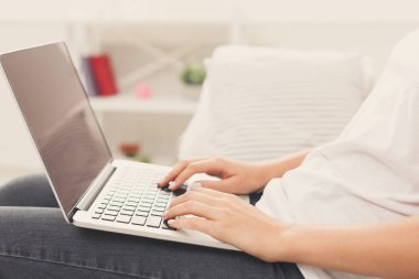 Dizüstü bilgisayar, closeup yazarak tanınmaz halde kadın