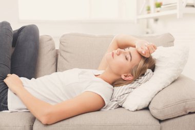 Üzgün sarışın kız duygu ağrı koltukta yalan