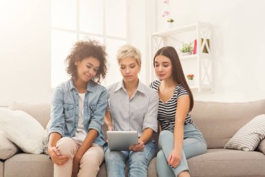 Tablet kullanma ve içme kahve üç arkadaş