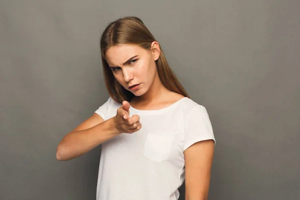 Menina rabugenta apontando o dedo para a câmera — Fotografia de Stock