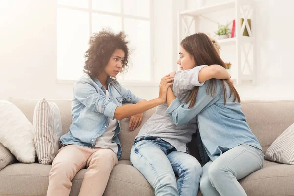 Tre unga kvinnliga vänner chatta hemma — Stockfoto