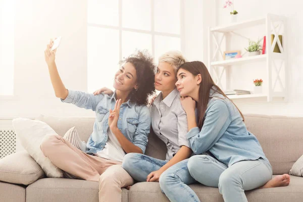 Glückliche Freunde mit Selfie zu Hause — Stockfoto