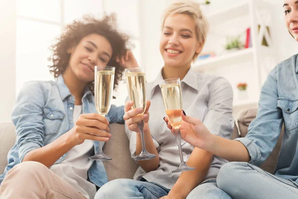 Arkadaşlar kadehlerin ile evde kızartma