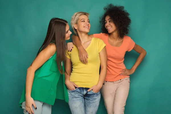 Amigos felizes se divertindo no fundo azul — Fotografia de Stock