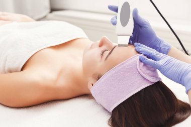 Güzellik salonunda yüz muamele kadın