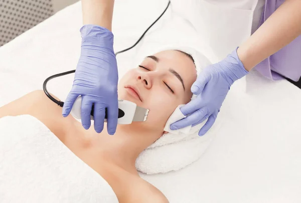 Woman getting facial treatment at beauty salon — Stock Photo, Image