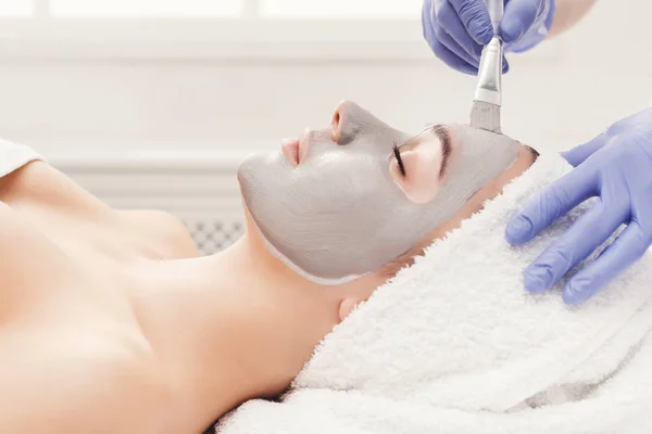 Mulher recebe máscara facial por esteticista no spa — Fotografia de Stock