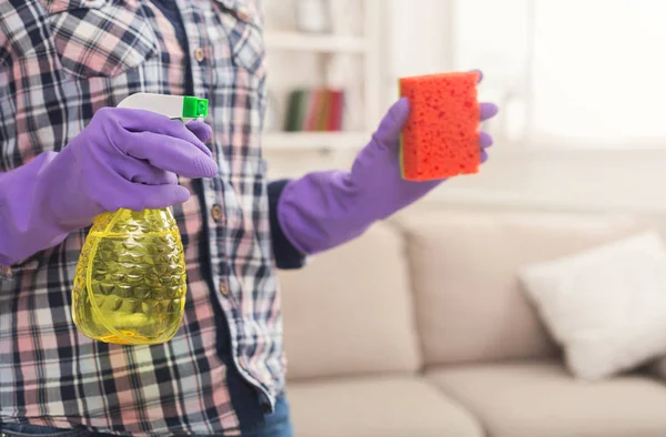 Vrouw met reinigingsapparatuur klaar om de kamer schoon — Stockfoto