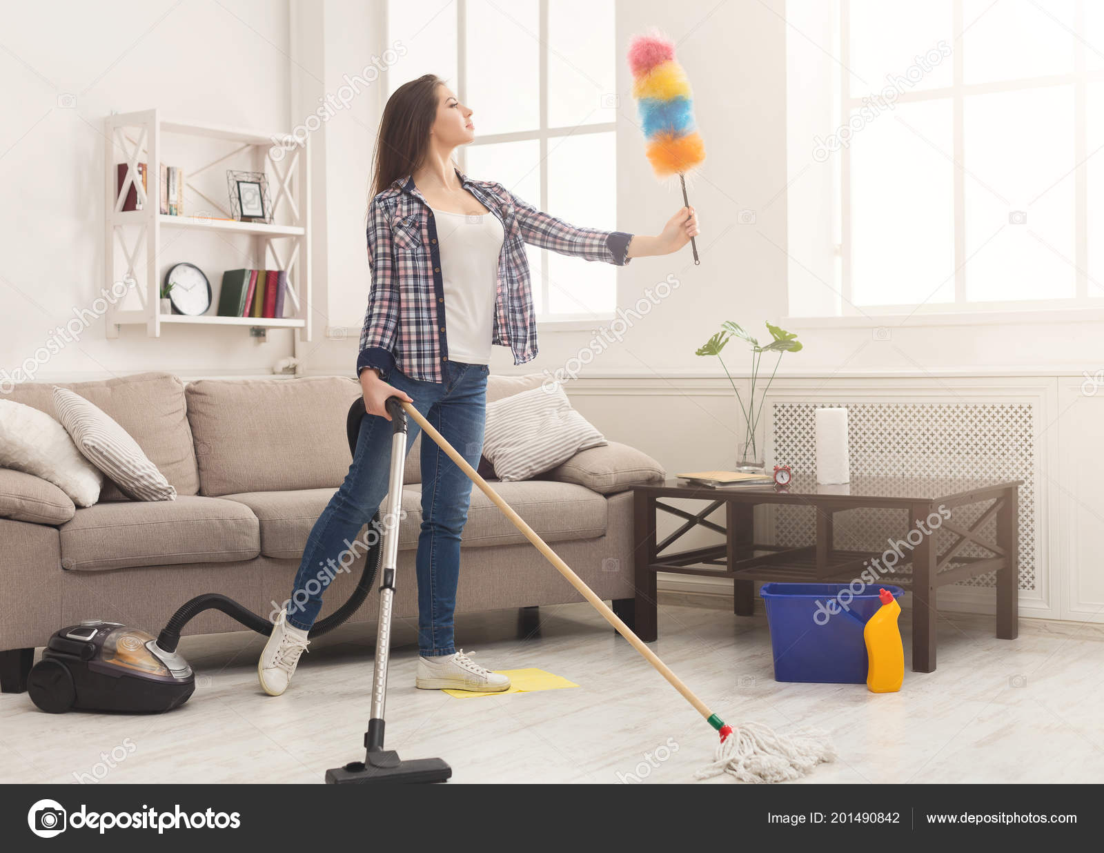 Inspireret kvinde rengøring af værktøjer — © Milkos #201490842