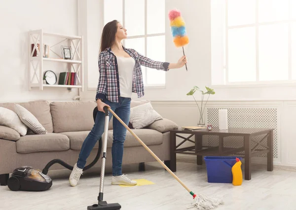 Εμπνευσμένη γυναίκα καθαρισμού σπίτι με πολλά εργαλεία — Φωτογραφία Αρχείου